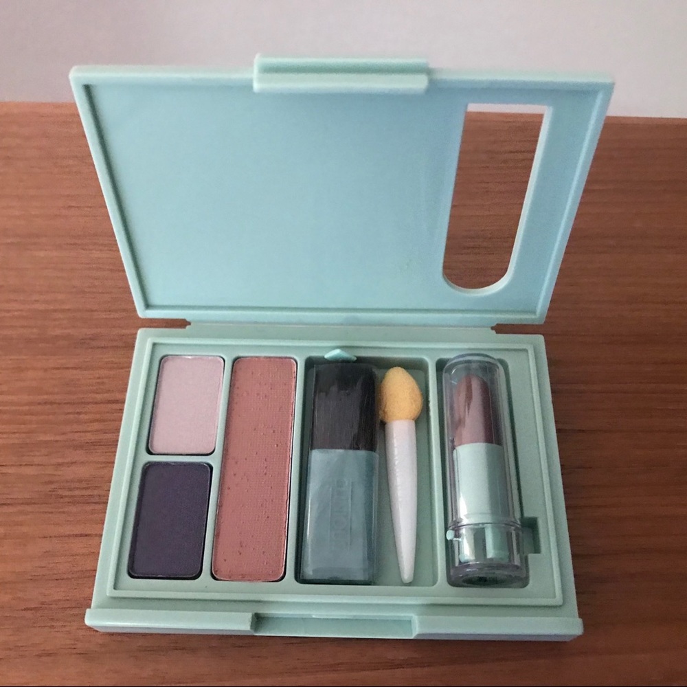 ❌SOLD❌ Clinique mini makeup set - Picture 1 of 3